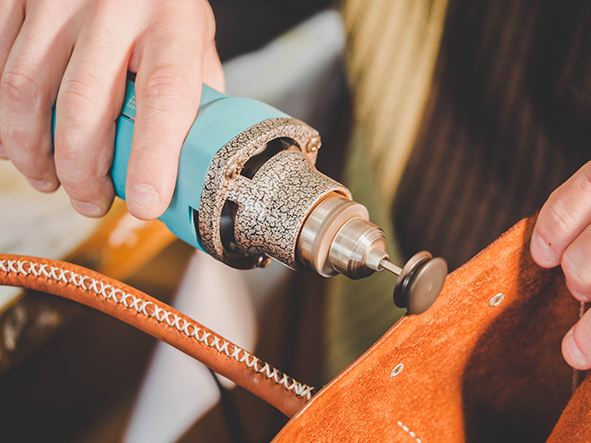 Timeless Craftsmanship: Italian Best Practices in Leather Accessories Manufacturing